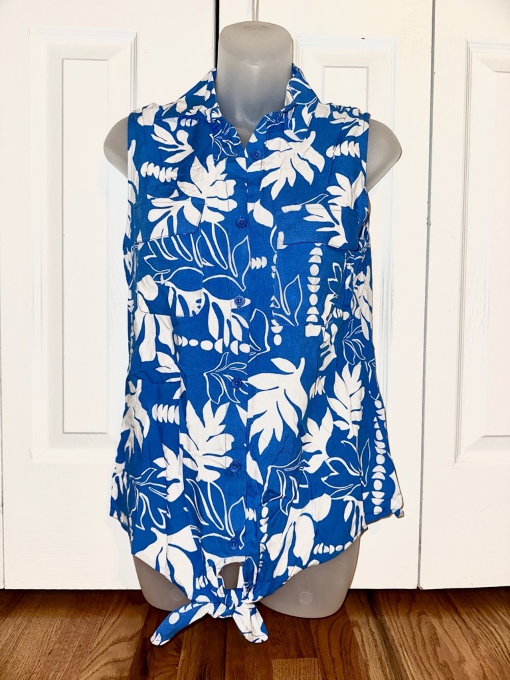 Ava & Grace Blue and White Floral Tie-Front Tank Blouse Shirt Top Small S NWT